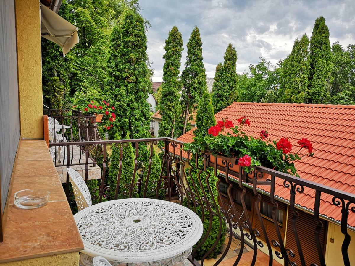 Julia Panzio Bed & Breakfast ไฮจ์ดุสโซบอสโล ภายนอก รูปภาพ