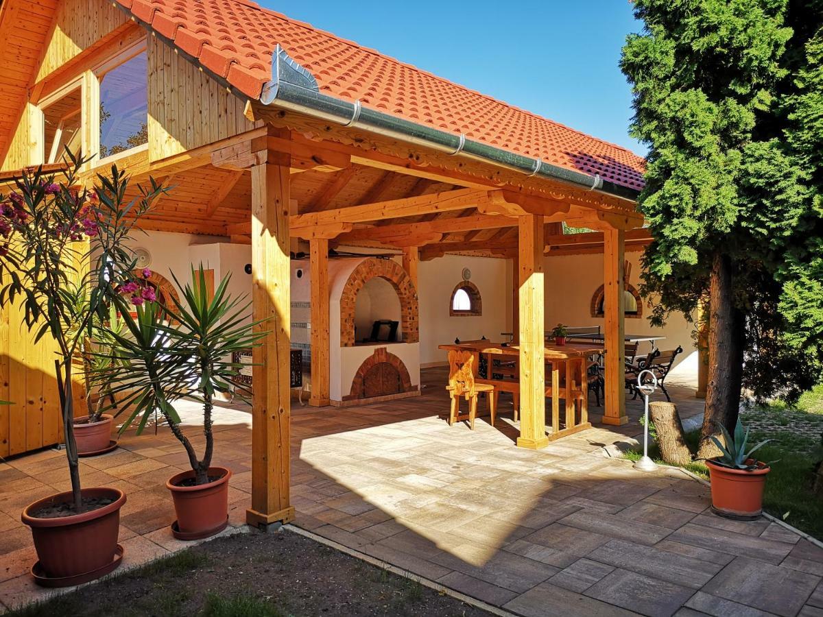 Julia Panzio Bed & Breakfast ไฮจ์ดุสโซบอสโล ภายนอก รูปภาพ