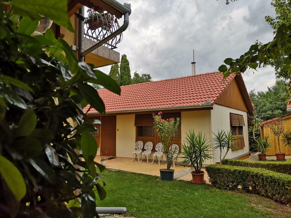 Julia Panzio Bed & Breakfast ไฮจ์ดุสโซบอสโล ภายนอก รูปภาพ